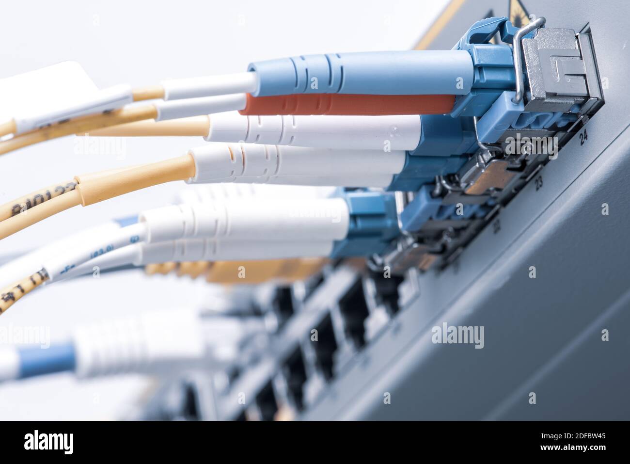 Netzwerk-Switch mit Netzwerk-ethernet und optischen Kabeln in Nahaufnahme mit Unscharfer Hintergrund Stockfoto