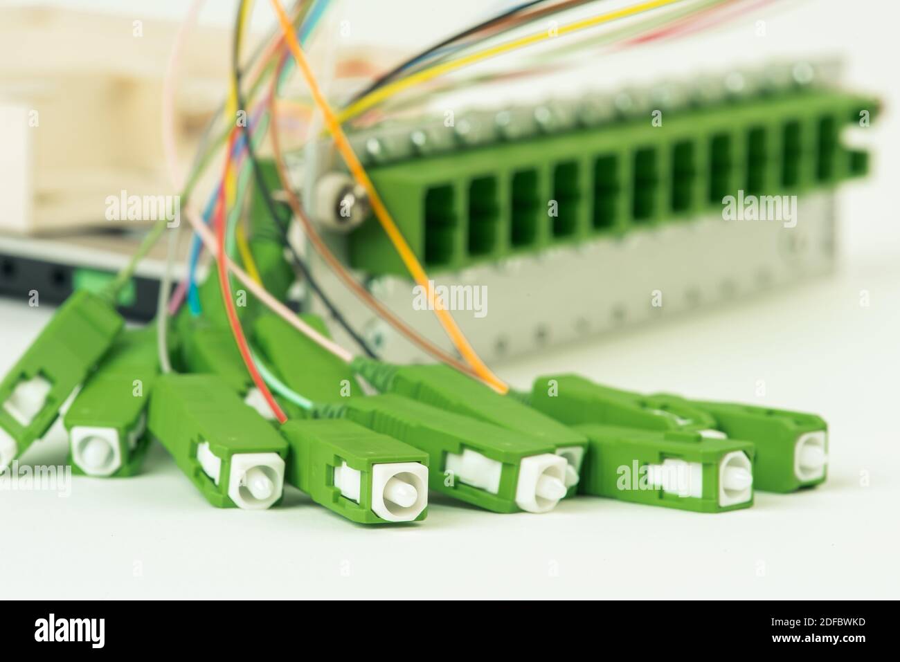 Industrietechnologie Netzwerk-Hardware, Glasfaserkabel mit Patchpanel Stockfoto