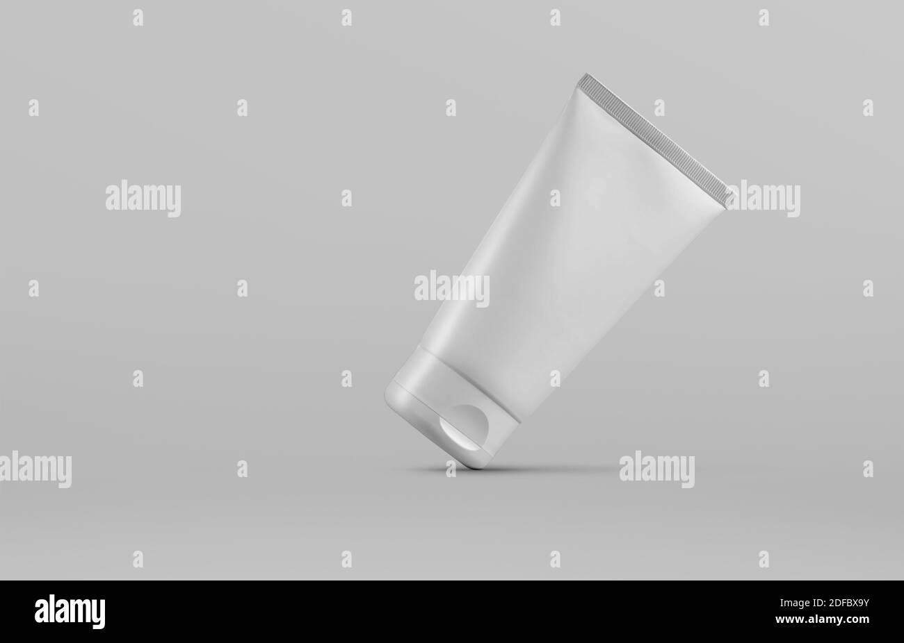 Schablone aus weißem Schlauch mit Haut Lotion isoliert auf dem Hintergrund. Mockup Behälter mit Creme für Design-Präsentation. Kurze Flasche mit einem Deckel für Adver Stockfoto