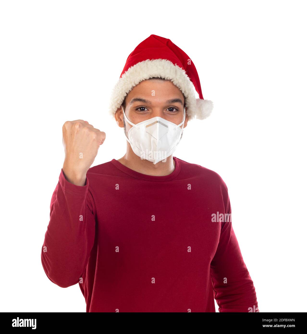 Afrikanischer Kerl trägt einen Weihnachtshut und eine Maske isoliert Auf weißem Hintergrund Stockfoto