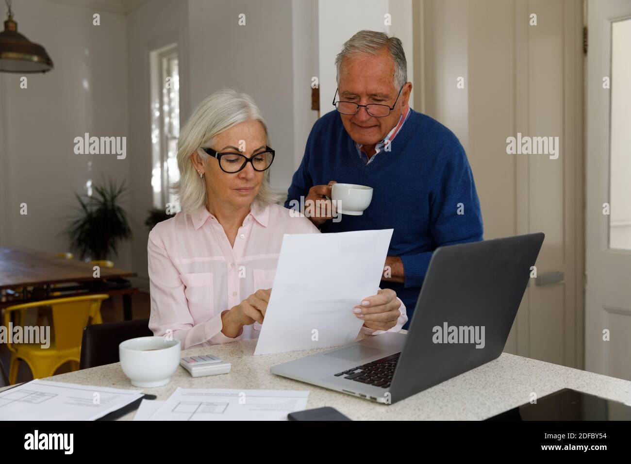 Senior kaukasischen Paar mit Laptop Berechnung Finanzen zu Hause Stockfoto