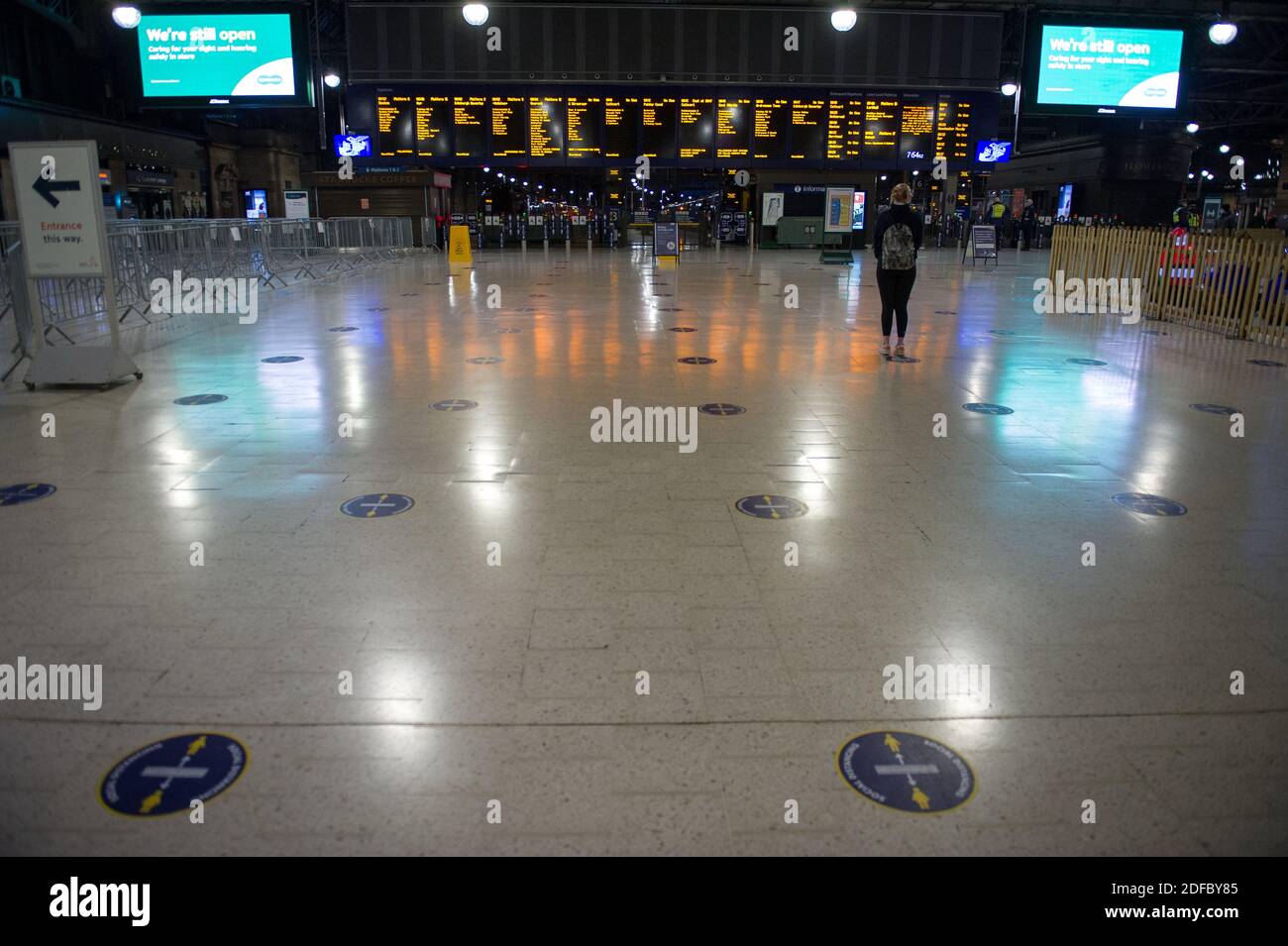 Glasgow, Schottland, Großbritannien. Dezember 2020. Im Bild: Glasgow Central Station, zeigt fast keine Passagiere während der morgendlichen Hauptverkehrszeit, da ScotRail einige Dienste wegen des nächtlichen Schnees annullierte. Obwohl es in Glasgow keinen Schnee gibt, haben weniger Bahnverbindungen die Auswirkungen von Menschen, die in die Stadt kommen, beeinflusst. Quelle: Colin Fisher/Alamy Live News Stockfoto