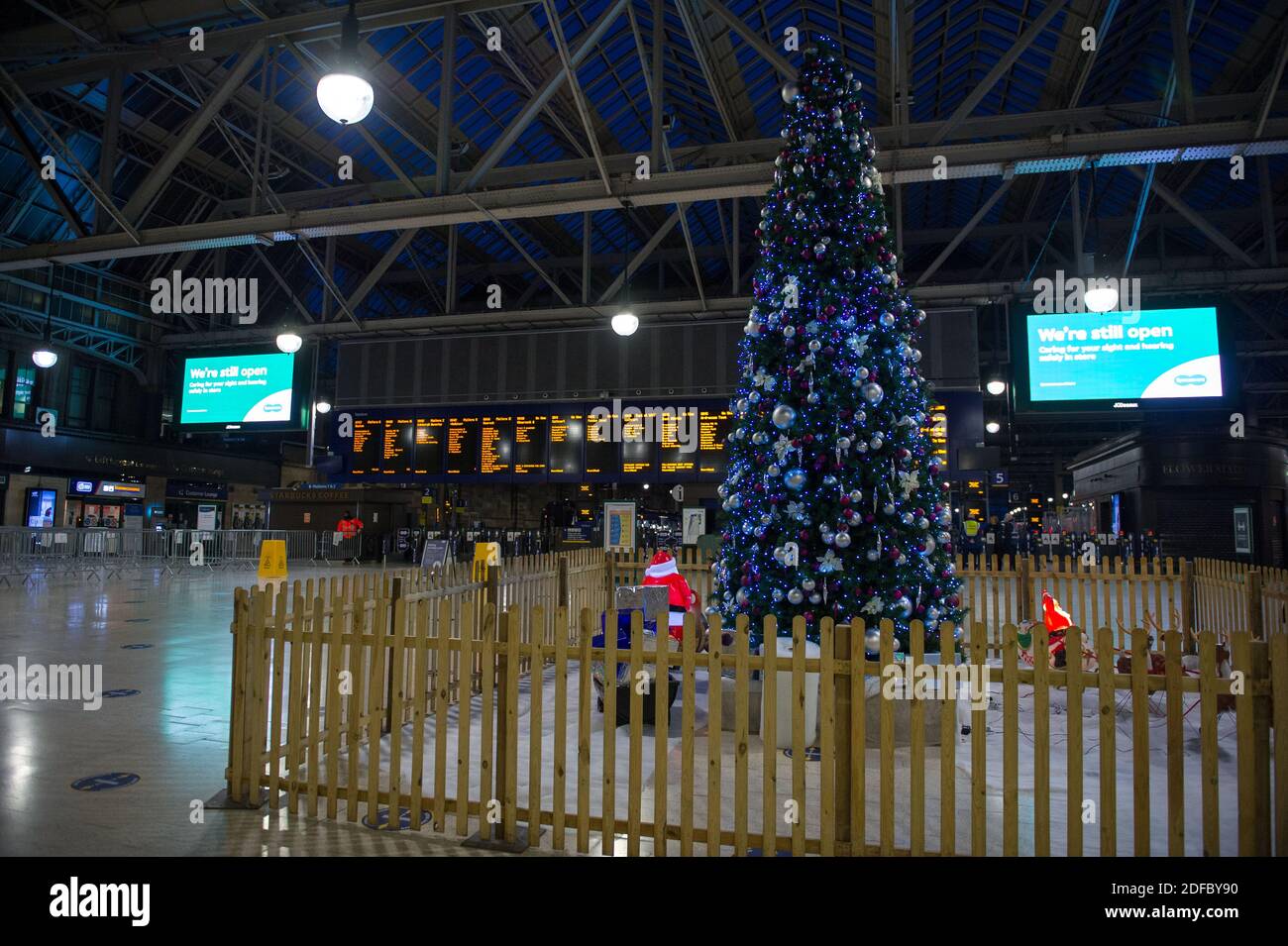 Glasgow, Schottland, Großbritannien. Dezember 2020. Im Bild: Glasgow Central Station, zeigt fast keine Passagiere während der morgendlichen Hauptverkehrszeit, da ScotRail einige Dienste wegen des nächtlichen Schnees annullierte. Obwohl es in Glasgow keinen Schnee gibt, haben weniger Bahnverbindungen die Auswirkungen von Menschen, die in die Stadt kommen, beeinflusst. Quelle: Colin Fisher/Alamy Live News Stockfoto