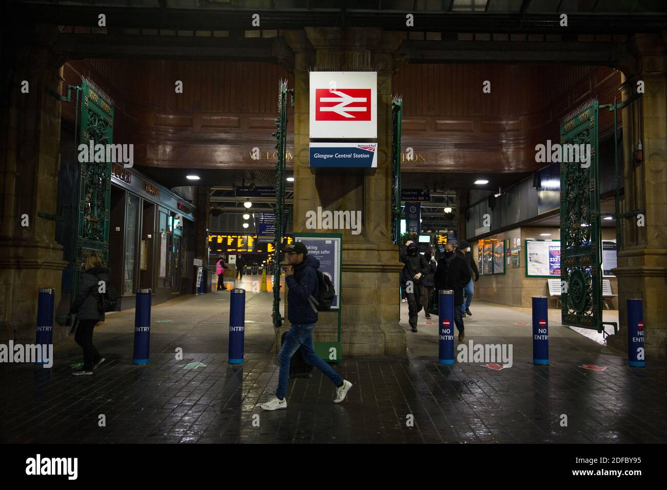 Glasgow, Schottland, Großbritannien. Dezember 2020. Im Bild: Glasgow Central Station, zeigt fast keine Passagiere während der morgendlichen Hauptverkehrszeit, da ScotRail einige Dienste wegen des nächtlichen Schnees annullierte. Obwohl es in Glasgow keinen Schnee gibt, haben weniger Bahnverbindungen die Auswirkungen von Menschen, die in die Stadt kommen, beeinflusst. Quelle: Colin Fisher/Alamy Live News Stockfoto