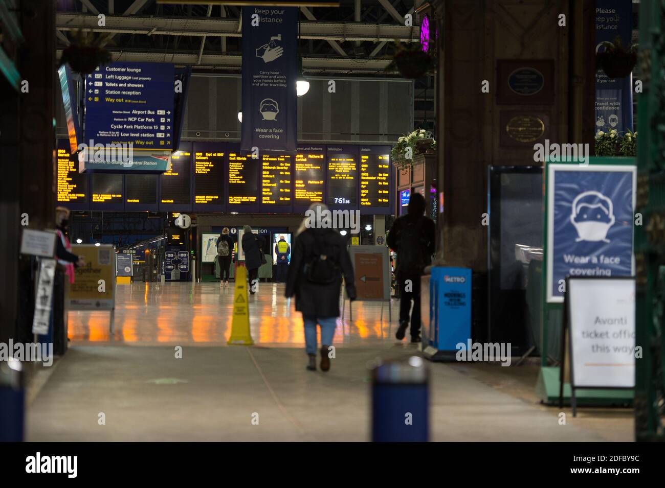 Glasgow, Schottland, Großbritannien. Dezember 2020. Im Bild: Glasgow Central Station, zeigt fast keine Passagiere während der morgendlichen Hauptverkehrszeit, da ScotRail einige Dienste wegen des nächtlichen Schnees annullierte. Obwohl es in Glasgow keinen Schnee gibt, haben weniger Bahnverbindungen die Auswirkungen von Menschen, die in die Stadt kommen, beeinflusst. Quelle: Colin Fisher/Alamy Live News Stockfoto