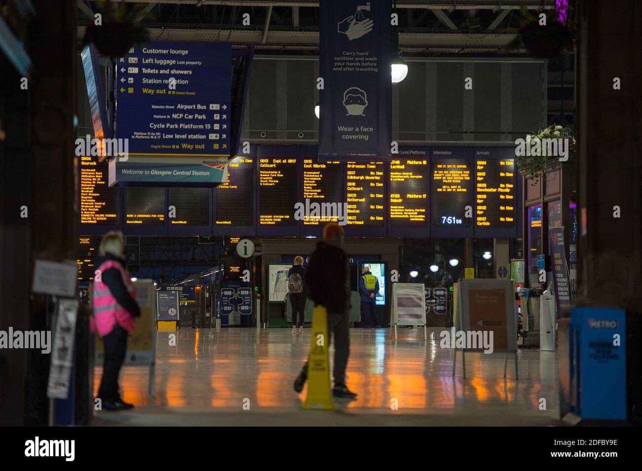 Glasgow, Schottland, Großbritannien. Dezember 2020. Im Bild: Glasgow Central Station, zeigt fast keine Passagiere während der morgendlichen Hauptverkehrszeit, da ScotRail einige Dienste wegen des nächtlichen Schnees annullierte. Obwohl es in Glasgow keinen Schnee gibt, haben weniger Bahnverbindungen die Auswirkungen von Menschen, die in die Stadt kommen, beeinflusst. Quelle: Colin Fisher/Alamy Live News Stockfoto