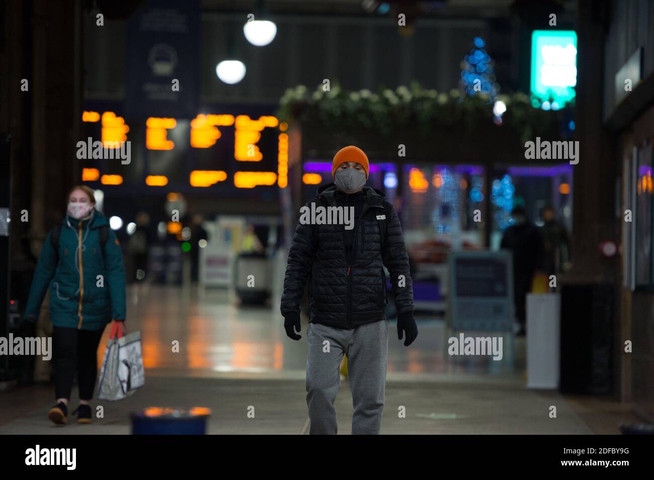 Glasgow, Schottland, Großbritannien. Dezember 2020. Im Bild: Glasgow Central Station, zeigt fast keine Passagiere während der morgendlichen Hauptverkehrszeit, da ScotRail einige Dienste wegen des nächtlichen Schnees annullierte. Obwohl es in Glasgow keinen Schnee gibt, haben weniger Bahnverbindungen die Auswirkungen von Menschen, die in die Stadt kommen, beeinflusst. Quelle: Colin Fisher/Alamy Live News Stockfoto
