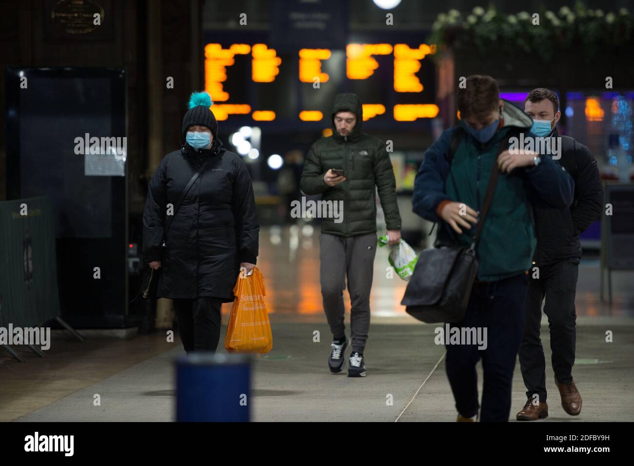 Glasgow, Schottland, Großbritannien. Dezember 2020. Im Bild: Glasgow Central Station, zeigt fast keine Passagiere während der morgendlichen Hauptverkehrszeit, da ScotRail einige Dienste wegen des nächtlichen Schnees annullierte. Obwohl es in Glasgow keinen Schnee gibt, haben weniger Bahnverbindungen die Auswirkungen von Menschen, die in die Stadt kommen, beeinflusst. Quelle: Colin Fisher/Alamy Live News Stockfoto