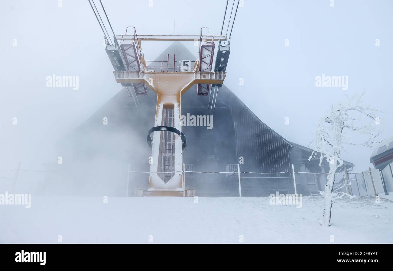 Oberwiesenthal, Deutschland. Dezember 2020. In der Bergstation befindet sich eine Gondel der Fichtelbergbahn. In keinem anderen Bundesland breitet sich die Coronapandemie derzeit so schnell aus wie in Sachsen. Daher sind jetzt strengere Maßnahmen in Kraft, einschließlich Ausstiegsbeschränkungen. Alle Weihnachtsmärkte und Bergparaden wurden abgesagt. Quelle: Jan Woitas/dpa-Zentralbild/ZB/dpa/Alamy Live News Stockfoto