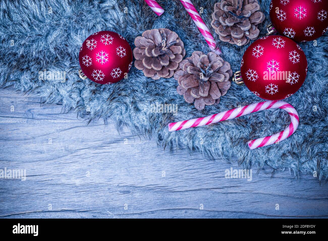 Weihnachtsdekoration auf einem Holzhintergrund. Stockfoto