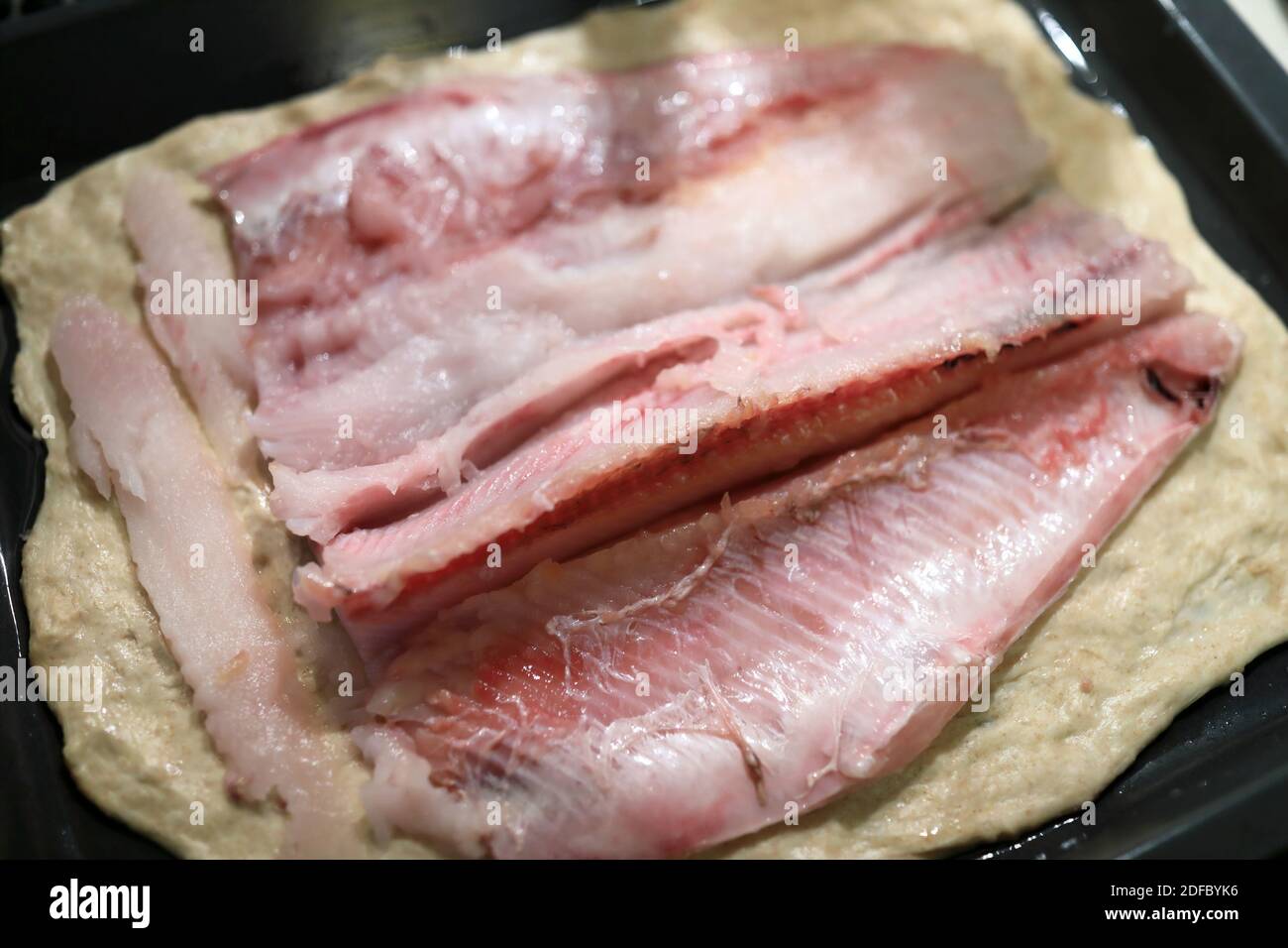 Kochtorte aus dem Filet des Muksun-Fisches Stockfoto