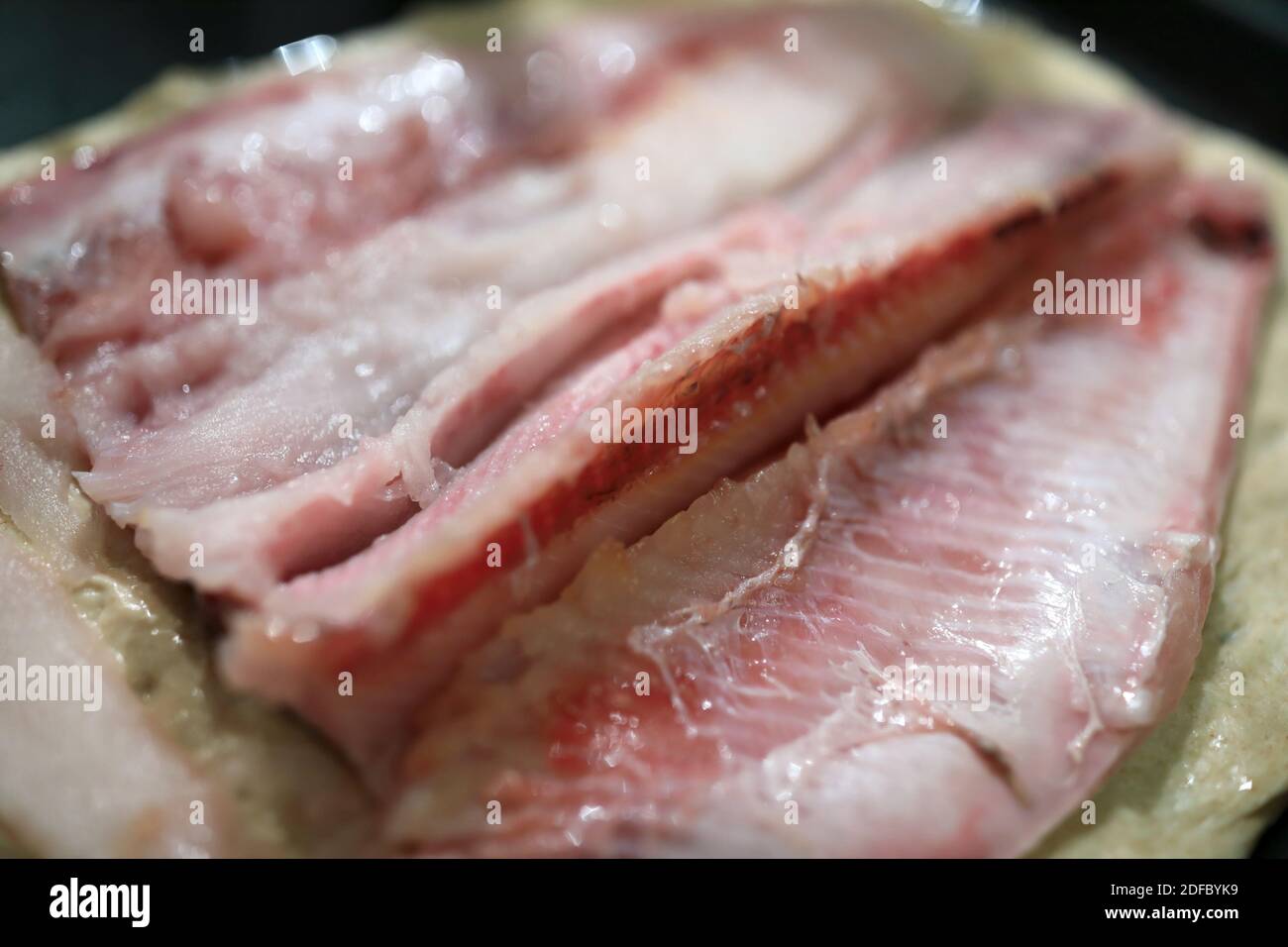 Kochen Fischkuchen aus Muksun-Filet Stockfoto