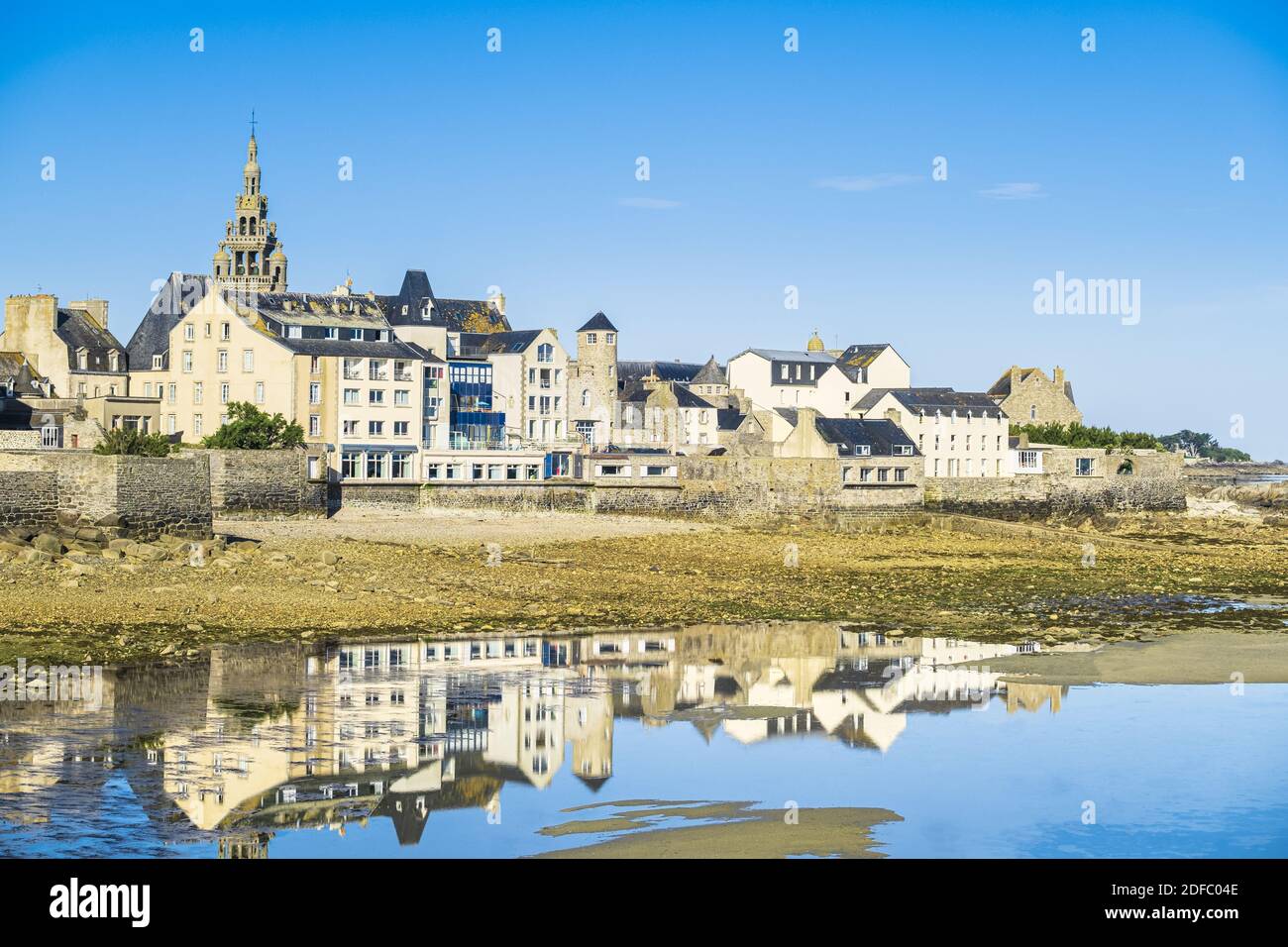 Frankreich, Finistere, Roscoff, Etappe auf dem Wanderweg GR 34 oder Zollweg, die Stadt und Notre-Dame de Croas-Batz Kirche Stockfoto