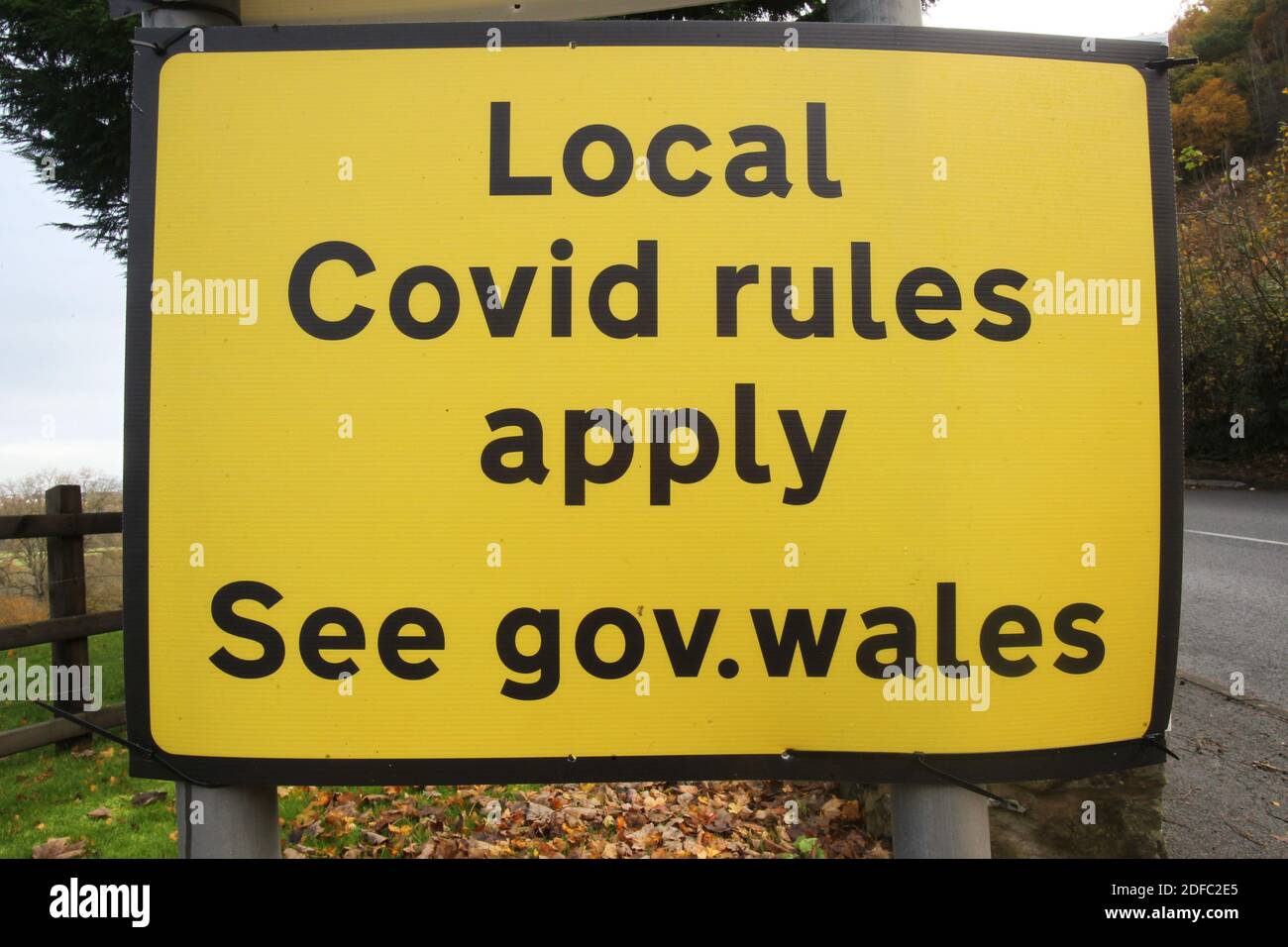 Covid 19 Regeln und lokale Sperre Zeichen auf der A5 nähert sich dem Bezirk Wrexham, Donnerstag 5. November 2020. Stockfoto