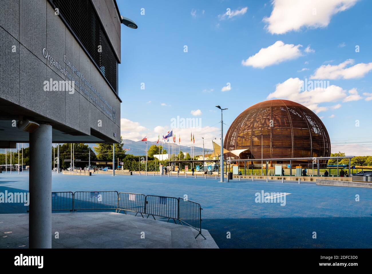 Eingang des CERN, der Europäischen Organisation für Kernforschung in der Nähe von Genf, mit dem Globus der Wissenschaft und Innovation in der Ferne. Stockfoto