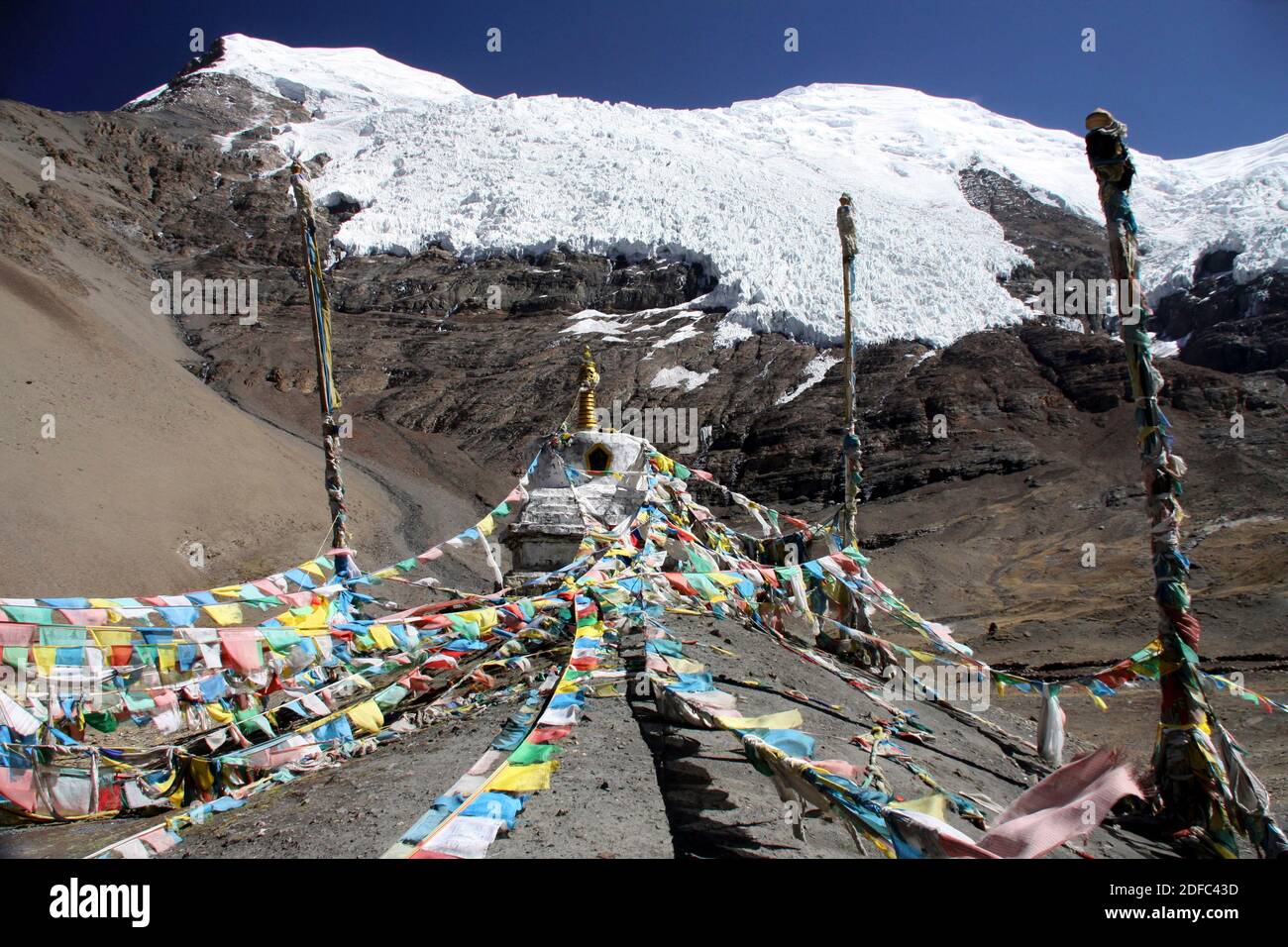 China, Tibet, Stupa verloren mitten im Nirgendwo Stockfoto