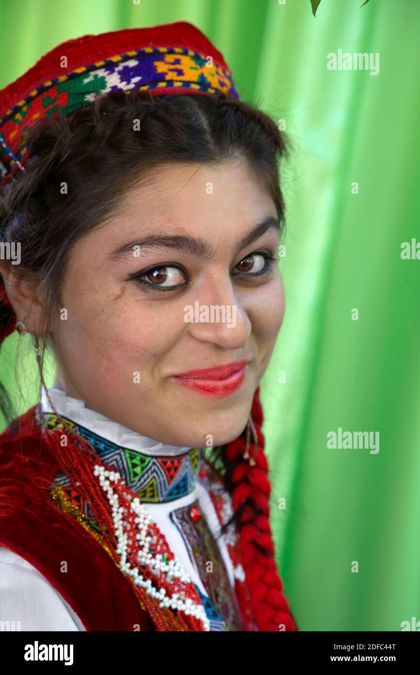 Tadschikistan, Provinz Gbao, Mädchen posiert im Khorog-Park mit traditioneller ishkashim-Tracht, Porträt von Pamiri Stockfoto