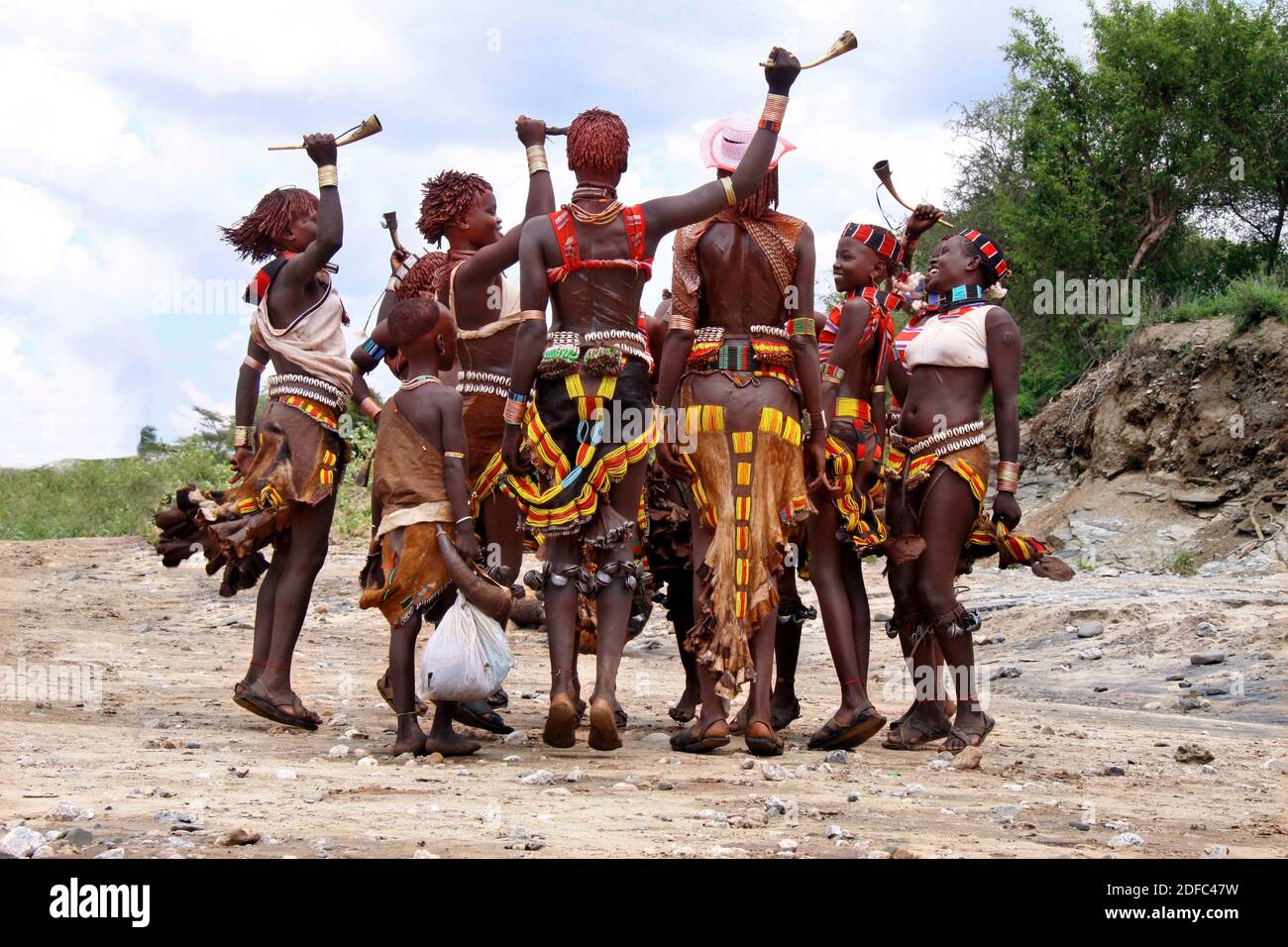 Äthiopien, Hamer Frauen tanzen während der Stierspringzeremonie (Ukuli Ritual) des Hamer Hamar Stammes Stockfoto