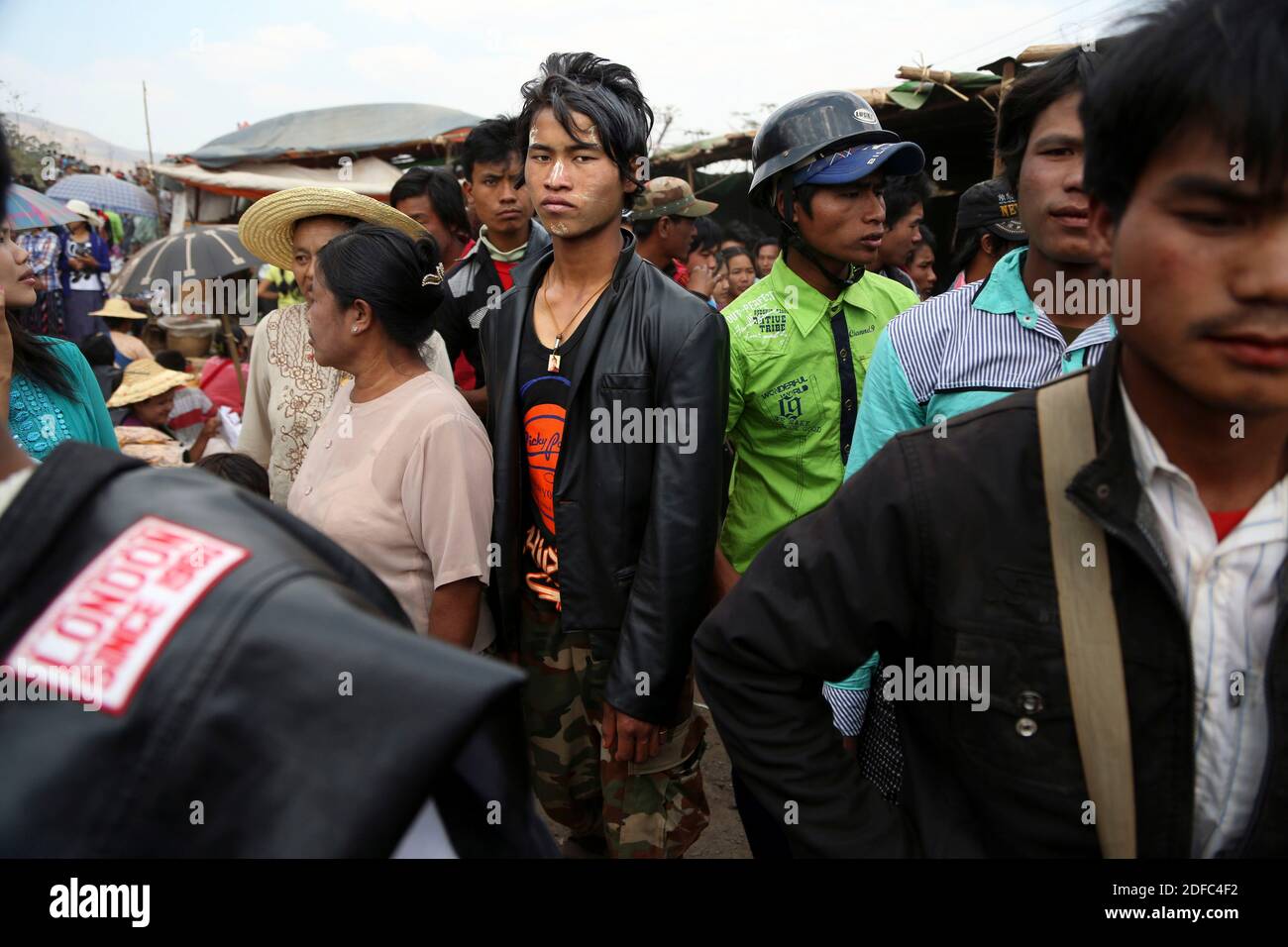 Myanmar (Burma), birmanischer Mann in Menschenmenge in Nyaung Shwe Stockfoto