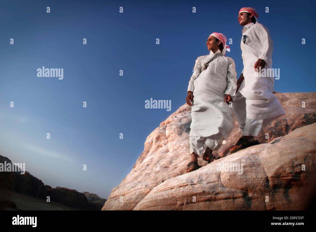 Jordan, Wadi Rum, Porträt zweier Beduinen in der Wüste Stockfoto