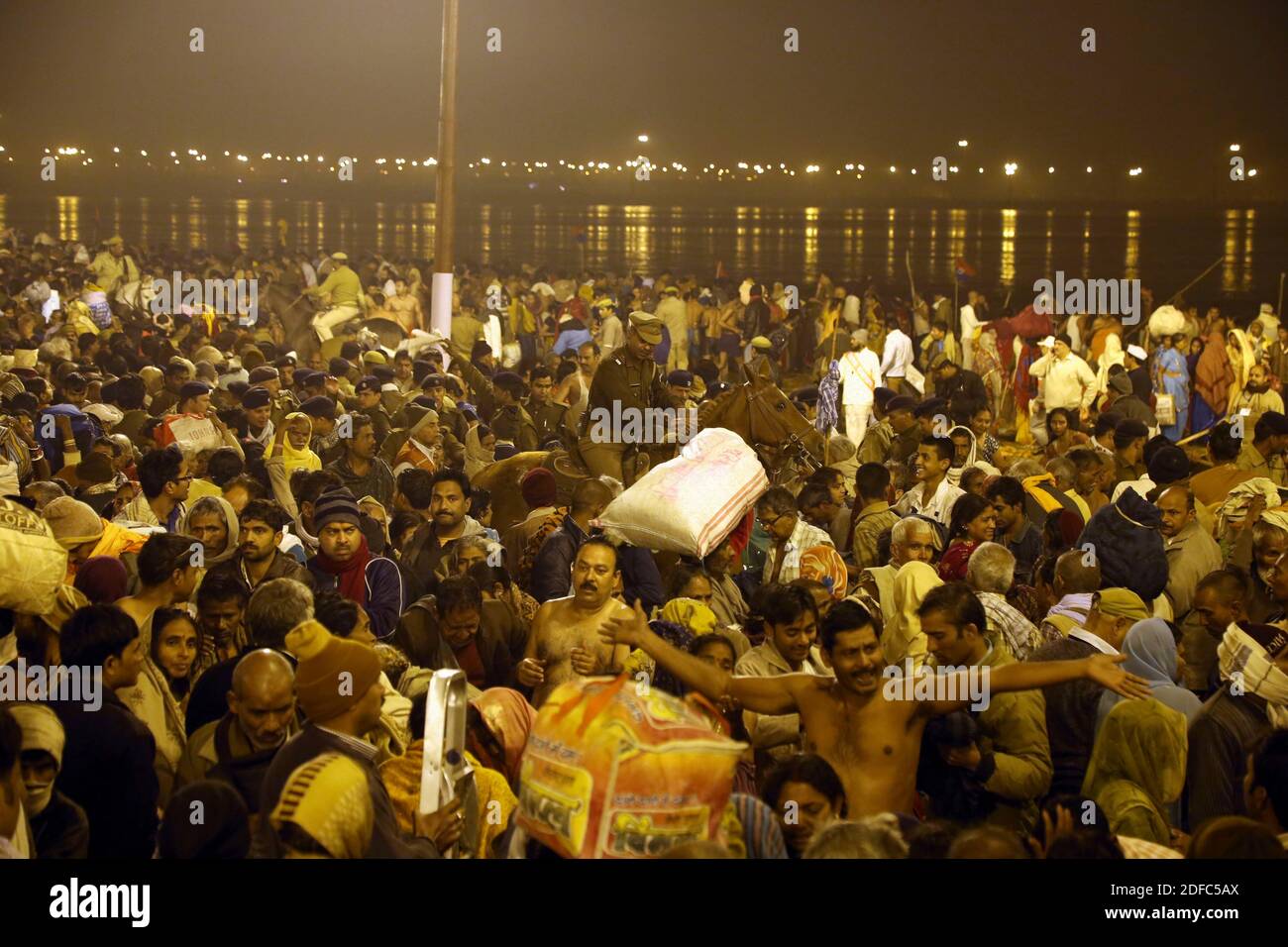 Indien, Menschenmenge während Maha Kumbh mela 2013 in Allahabad Stockfoto
