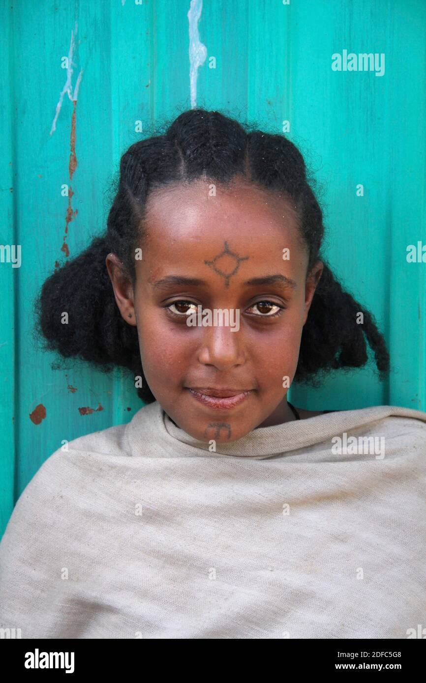 Äthiopien, Porträt eines äthiopischen Mädchens mit Tätowierung im Gesicht in Gonder Stockfoto