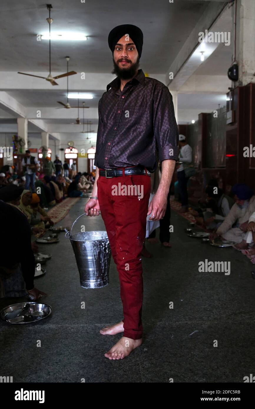 Indien, Punjab, Amritsar, Sikh Freiwilliger Mann serviert Essen in der Kantine des Golden Temple Harmandir Sahib Stockfoto