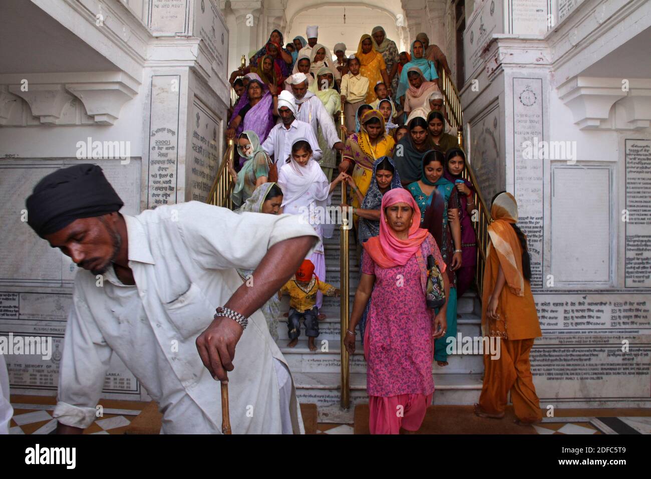 Indien, Punjab, Amritsar, Schar von Sikh Pilgern am Goldenen Tempel (Harmandir Sahib) Stockfoto