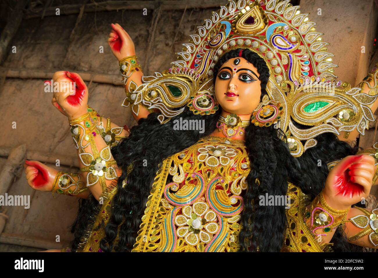 Indien, Kolkata, farbenfrohe und wunderschön dekorierte Durga Statue in Kumartuli Stockfoto