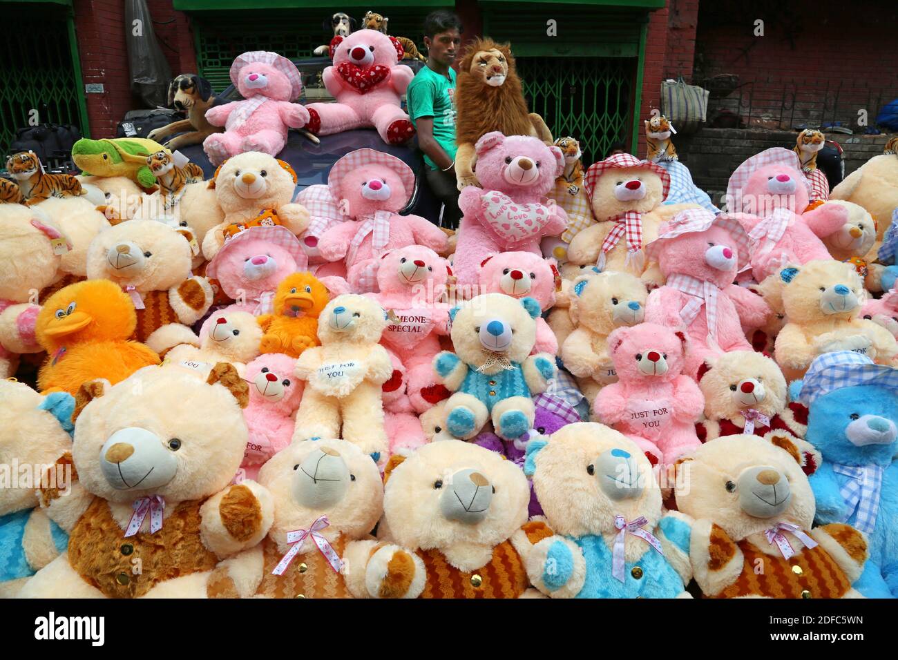 Indien, Kolkata, Teddybären zum Verkauf auf dem neuen Markt, ausgestopfte Tiere Stockfoto