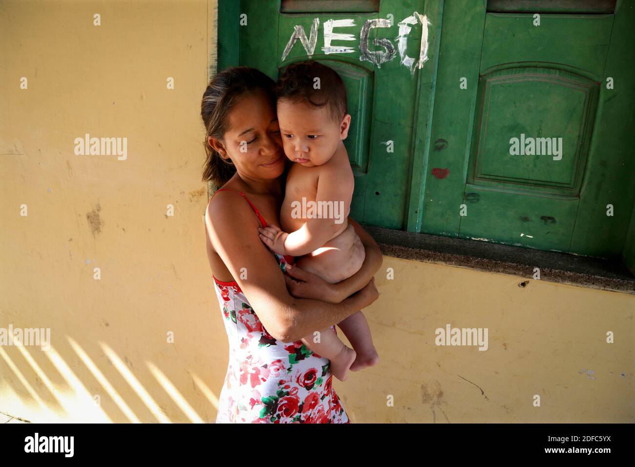 Brasilien, Mutter mit Kind in Barreirinhas Stockfoto