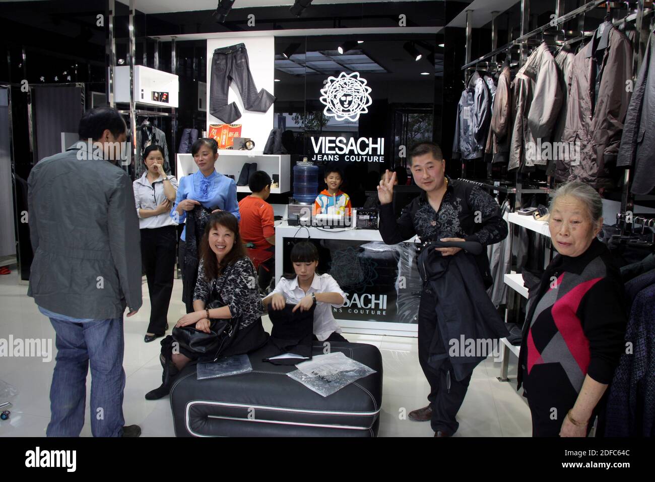 China, Guizhou, Viesachi Store imitieren die Marke Versace (Urheberrechtsverletzung) in Zhenyuan Stockfoto