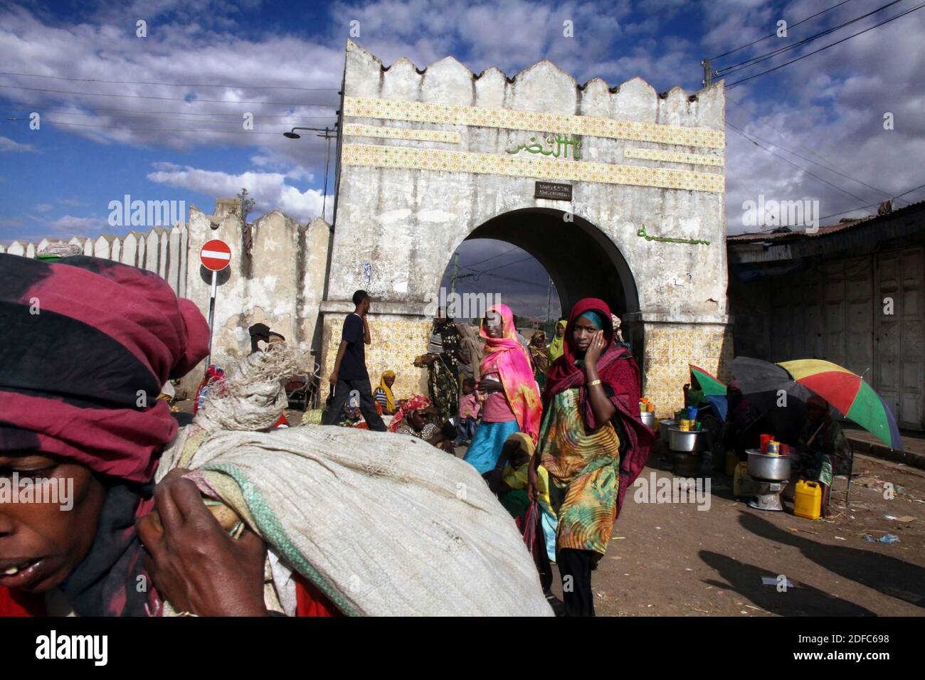 Äthiopien, Marktgebiet und Eingang zur Altstadt von Harar, Menschenmenge am Shoa-Tor Stockfoto
