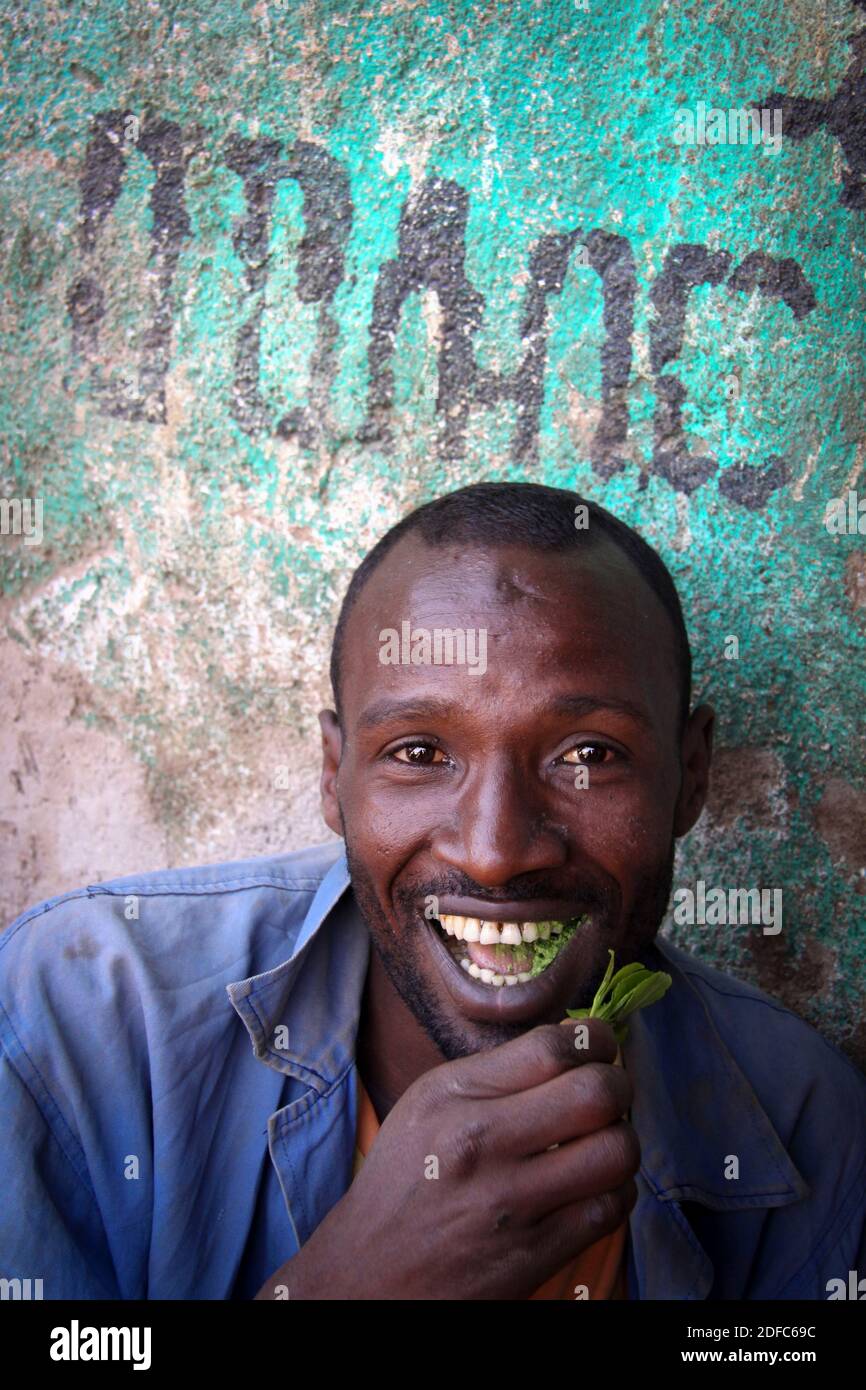 Äthiopien, Mann, der in Khat Harar kaut Stockfoto