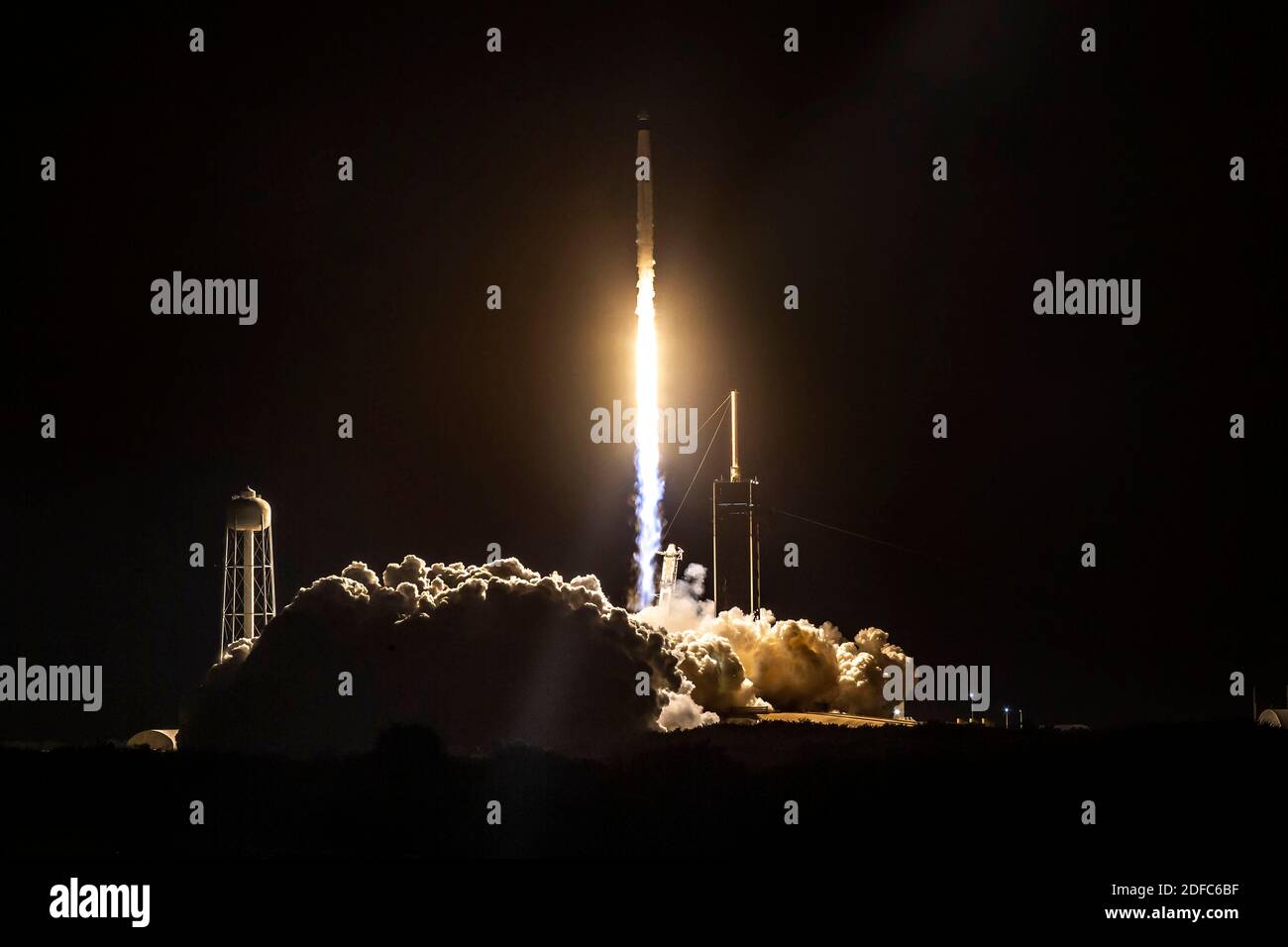 KENNEDY SPACE CENTER, FL, USA - 15. November 2020 - EINE SpaceX Falcon 9 Rakete mit der Crew Dragon Raumsonde der Firma wird auf der NASA SpaceX gestartet Stockfoto