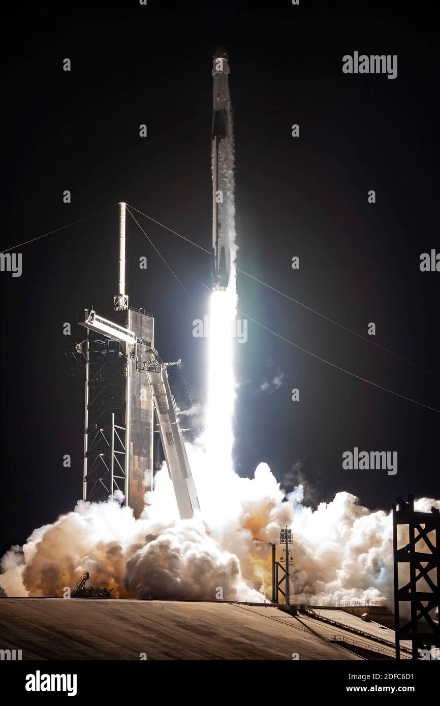 KENNEDY SPACE CENTER, FL, USA - 15. November 2020 - EINE SpaceX Falcon 9 Rakete mit der Crew Dragon Raumsonde der Firma wird auf der NASA SpaceX gestartet Stockfoto
