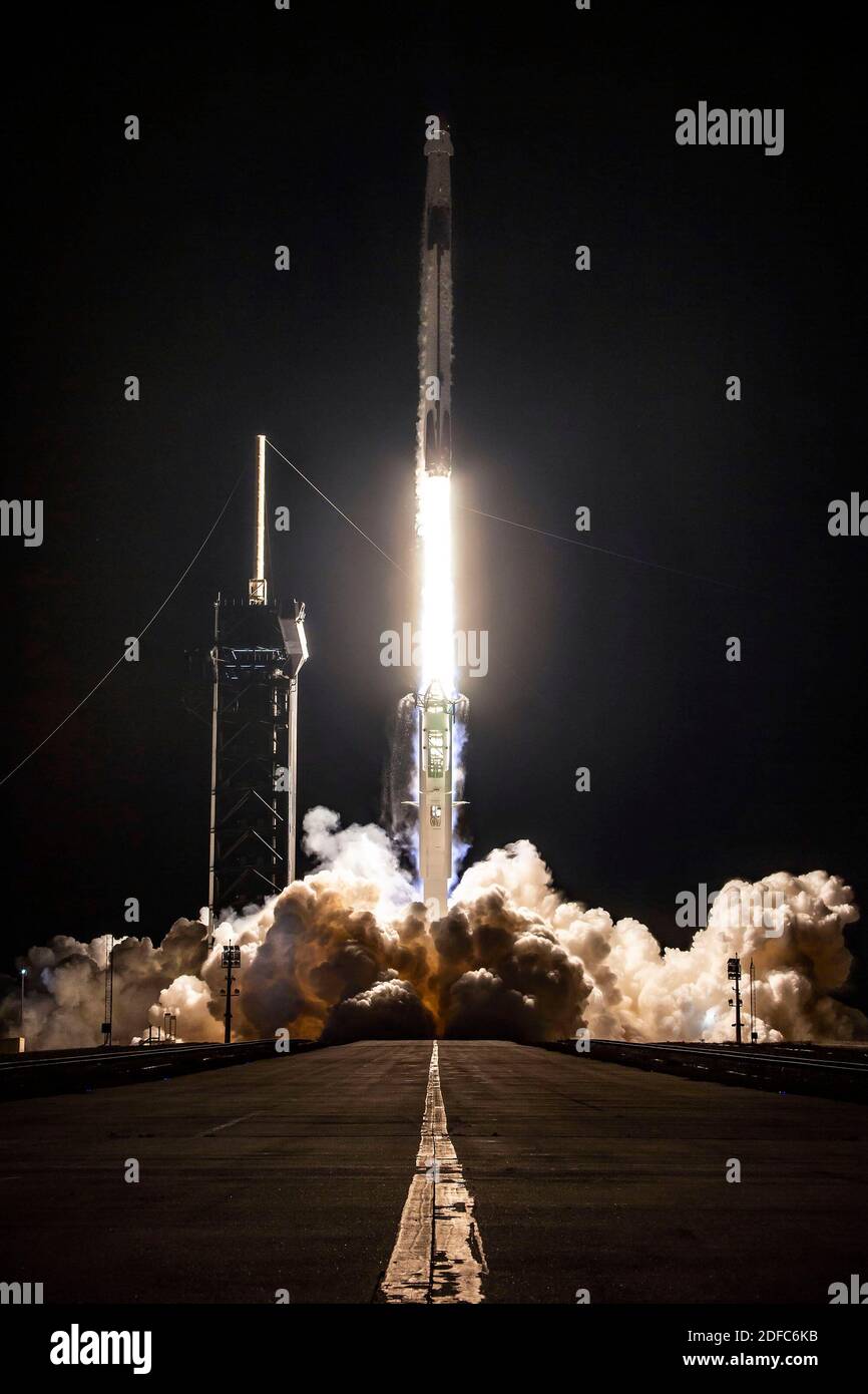 KENNEDY SPACE CENTER, FL, USA - 15. November 2020 - EINE SpaceX Falcon 9 Rakete mit der Crew Dragon Raumsonde der Firma wird auf der NASA SpaceX gestartet Stockfoto