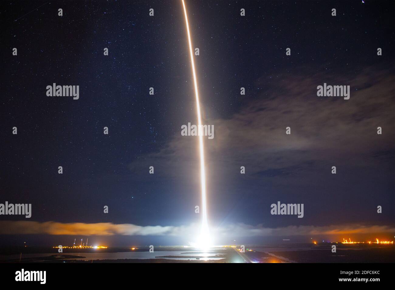 KENNEDY SPACE CENTER, FL, USA - 15. November 2020 - EINE SpaceX Falcon 9 Rakete mit der Crew Dragon Raumsonde der Firma wird auf der NASA SpaceX gestartet Stockfoto