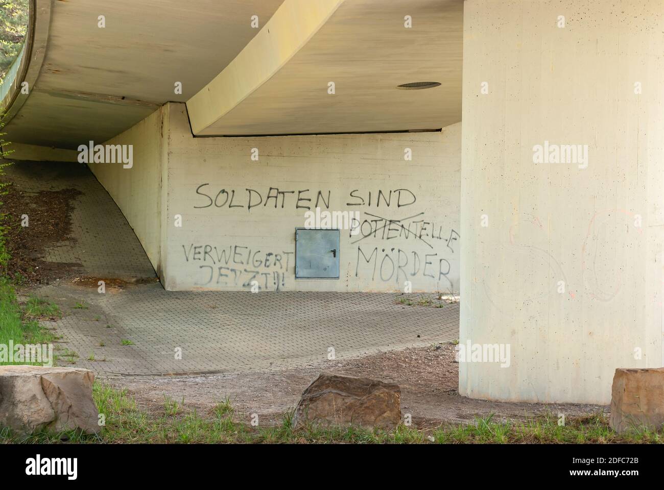 Brücke mit Graffito auf Soldaten in deutscher Sprache an einer Brücke Pier. Stockfoto