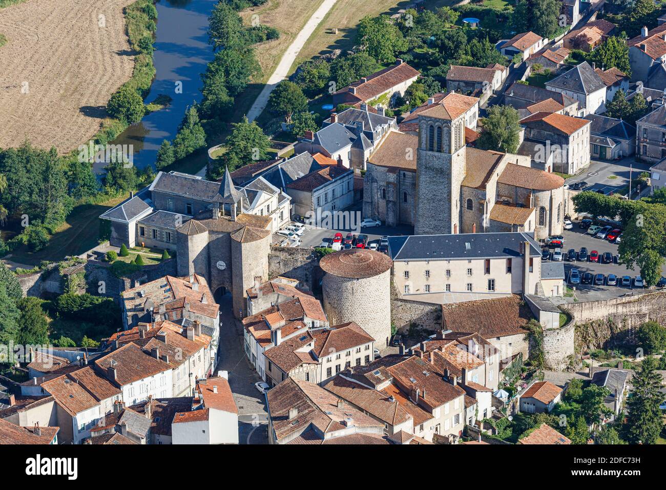 Frankreich, Deux Sevres, Parthenay, Ste Croix de Parthenay Kirche und die alte ummauerte Stadt (Luftaufnahme) Stockfoto