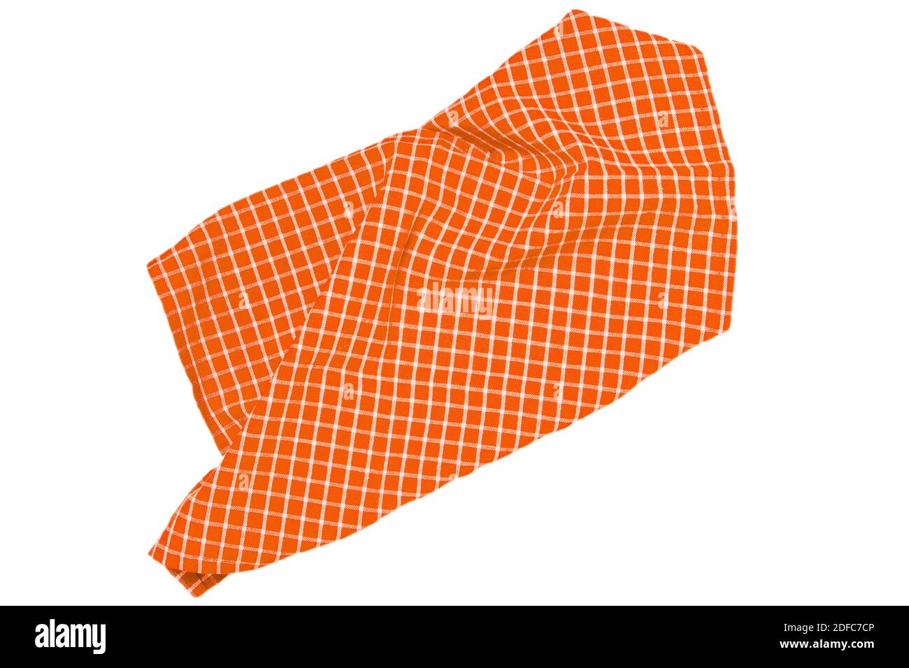 Handtücher isoliert. Nahaufnahme von orangefarbenen weißen karierten Servietten oder Picknick-Tischdecken Textur isoliert auf weißem Hintergrund. Küchenzubehör. Stockfoto