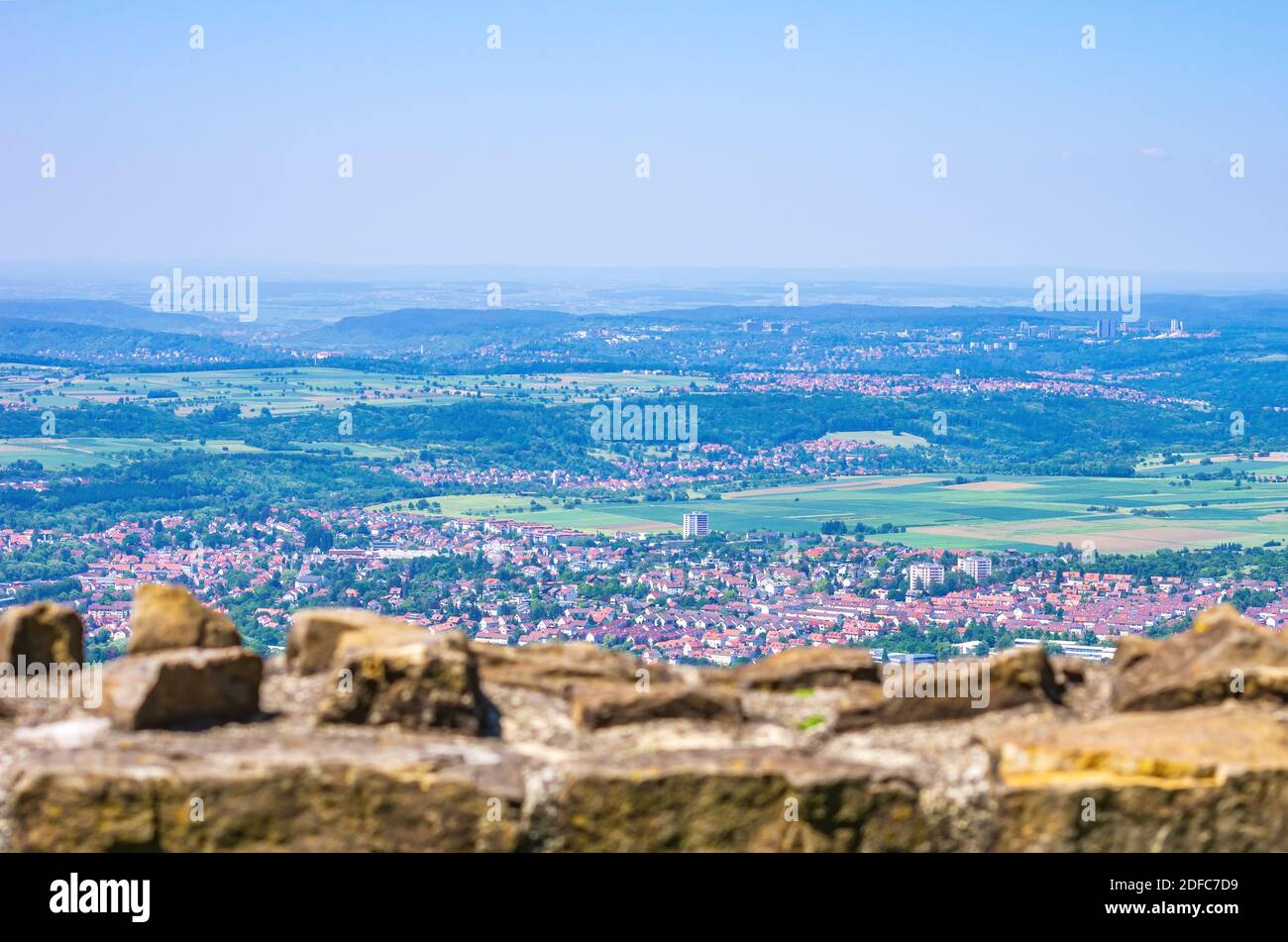 Blick von der Burgruine Achalm über die Umgebung von Reutlingen, Baden-Württemberg, Deutschland. Stockfoto
