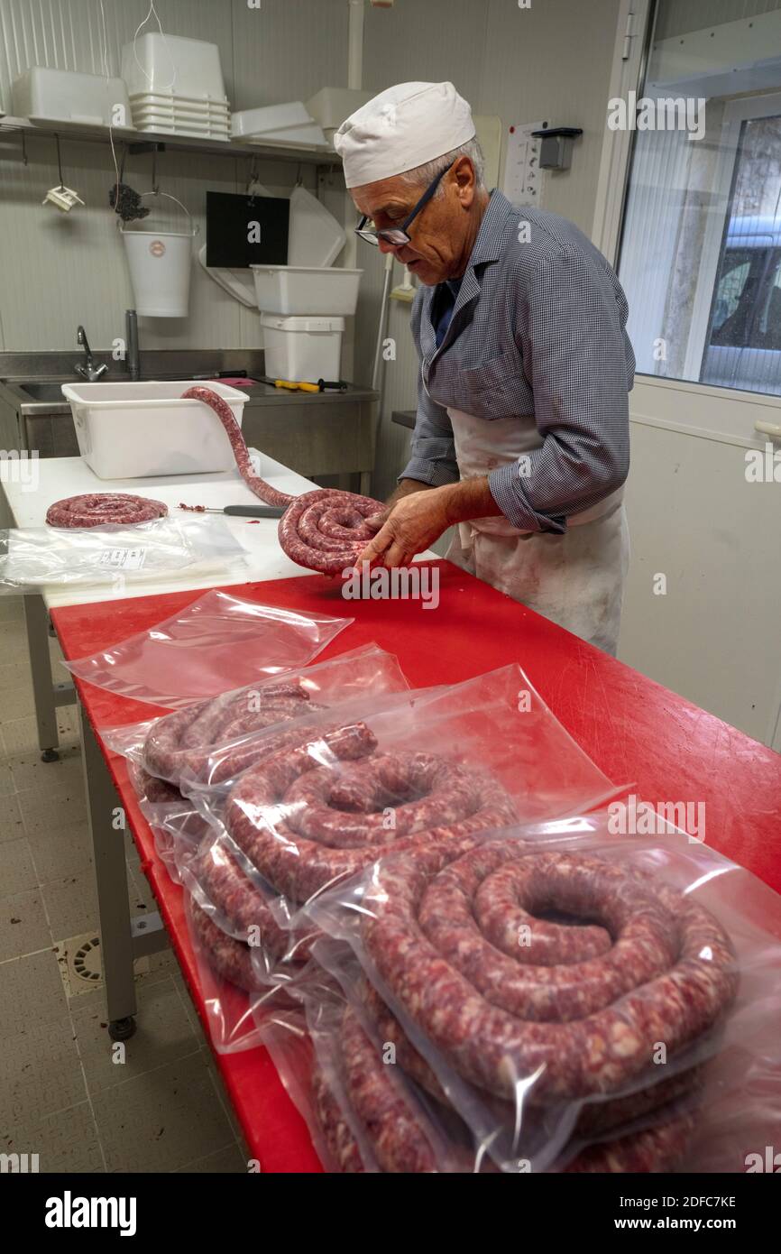 Frankreich, Occitanie, Gard, Aubais, Thierry Teyssier Ranch Besitzer und Metzger in Stieren Fleisch Stockfoto