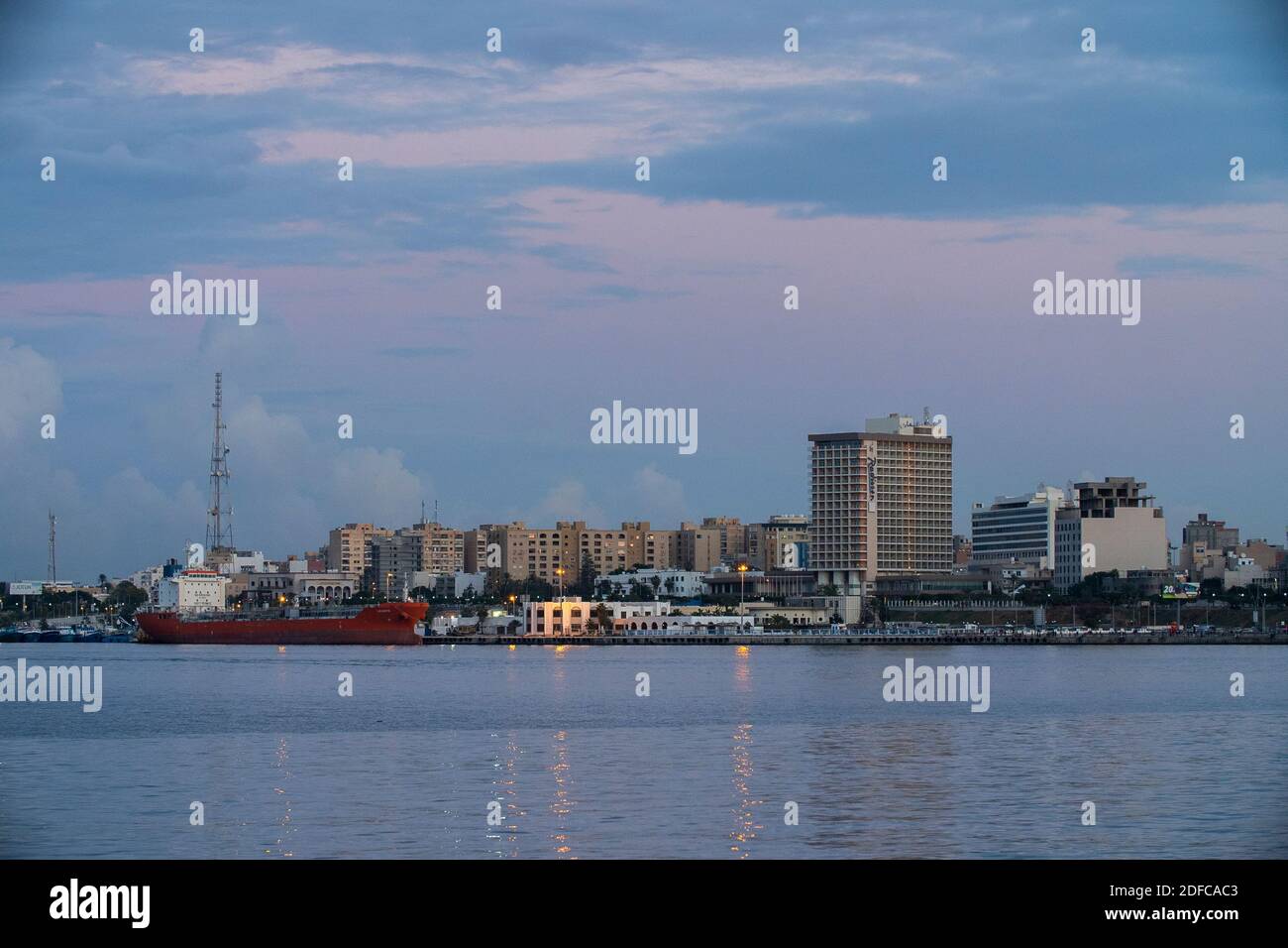 Tripolis, Libyen - 25. November 2020: Stadt und Hafen der Hauptstadt von Libyen, Tripolis Stockfoto