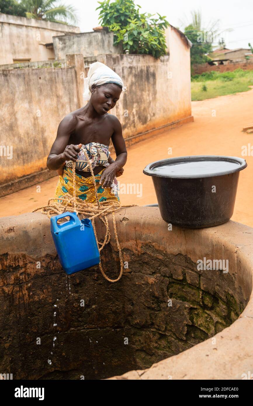 Togo, Togoville, Frau, die Wasser aus einem Brunnen zieht Stockfoto