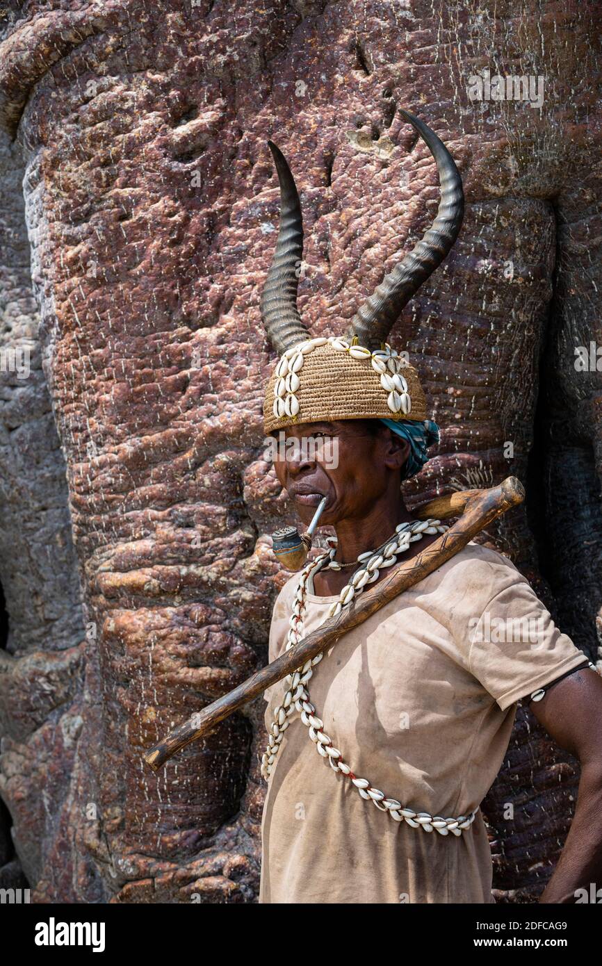 Togo, Kara Distrikt, Nadoba, Batammariba Stammesfrau in traditioneller Kleidung und Accessoires Stockfoto