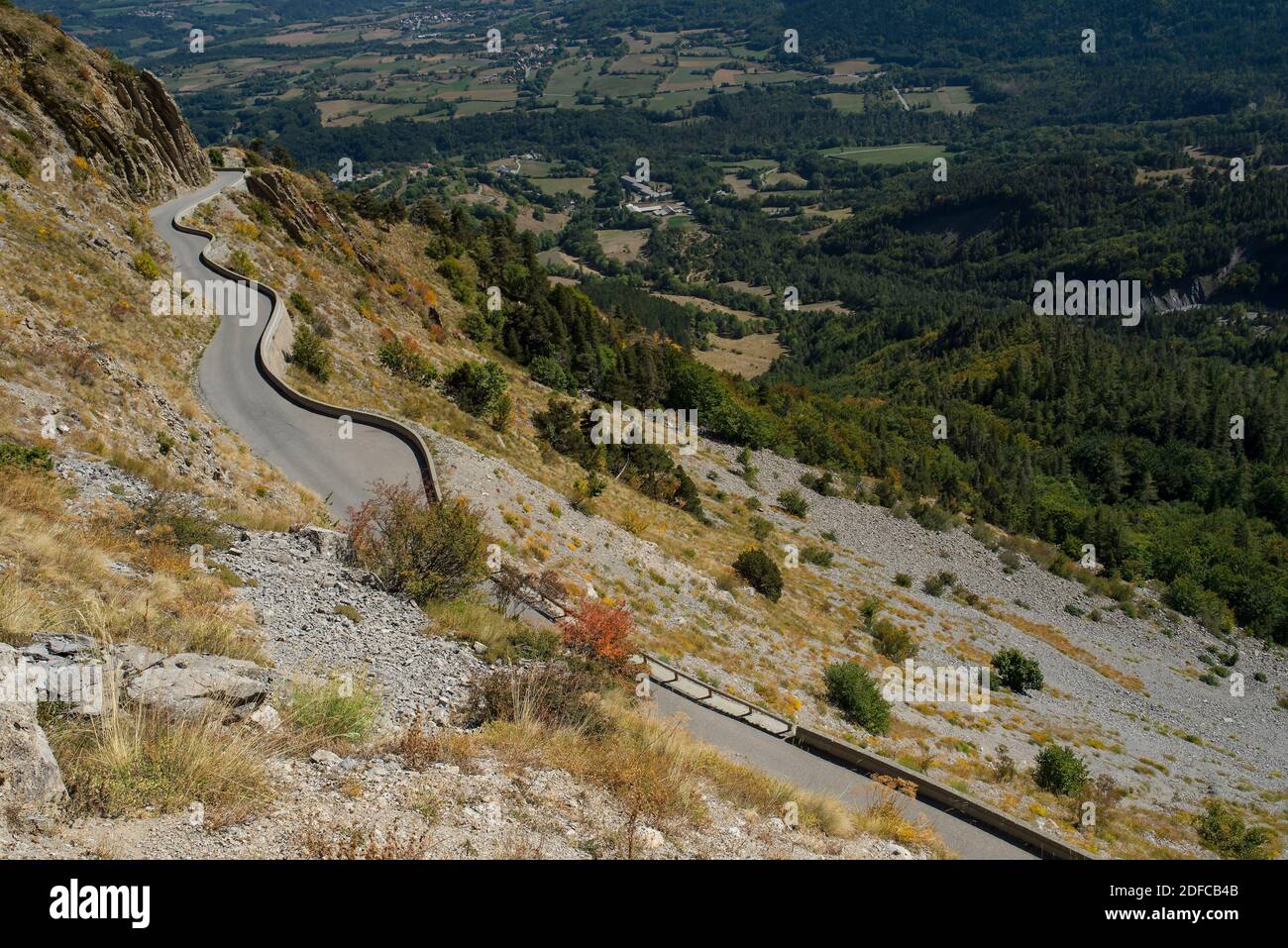 Frankreich, Hautes Alpes, (05) Massif du Devoluy, le col du Noyer la Route sinueuse et impressionnante cote Gap Stockfoto