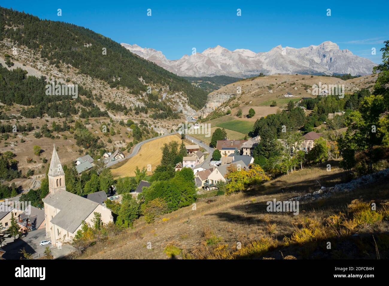 Frankreich, Hautes Alpes, (05) Massif du Devoluy, saint Etienne en Devoluy et la grande Tete de l'Obiou (2789 m) Stockfoto