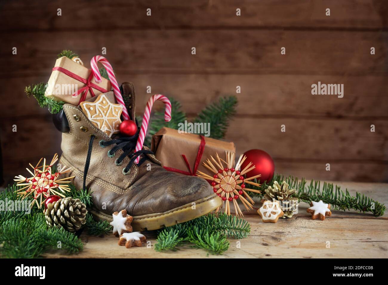 Deutsche Tradition, die Schuhe am Nikolaus- oder Nikolaus-Tag am 6.  Dezember vor die Tür zu stellen, um sie mit Leckereien zu füllen, hier eine  alte Wanderung Stockfotografie - Alamy
