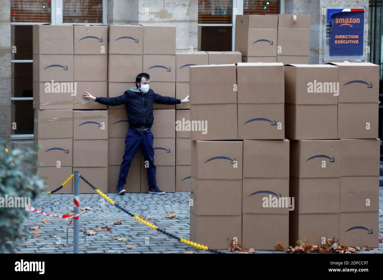 Französische Aktivisten, Action non-violente COP21, Attac und Les Amis de  la Terre, inszenieren eine Aktion gegen das Wachstum des E-Commerce Amazon  in Frankreich und seine Pläne, neue Logistikzentren zu bauen, vor dem